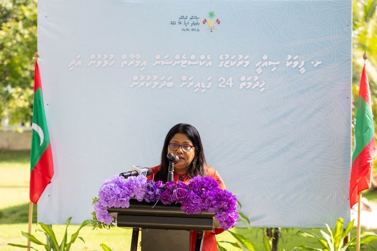 MoHmv's tweet photo. މިނިސްޓަރ @geelaali ށ. އަތޮޅަށް ކުރައްވަމުން ގެންދަވާ ރަސްމީ ދަތުރުފުޅުގެ  ތެރެއިން ށ. ފީވަކަށް ވަޑައިގެން، އެރަށުގެ  ޞިއްޙީ މަރުކަޒުގެ އެކްސްޓެންޝަން އިމާރާތް ހުޅުއްވާ ދެއްވާ، އެ ރަށުގެ ޞިއްޙީ މަރުކަޒުން ދެމުންދާ ޚިދުމަތް 24 ގަޑިއިރަށް ބަދަލުކުރުމަށް ބޭއްވި ޚާއްސަ ރަސްމިިއްޔާތުގެ ޝަރަފުވެރިކޮށްދެއްވައިފި.

@FeevakH