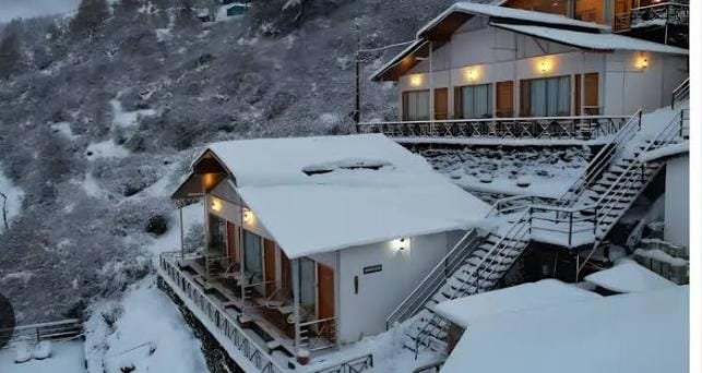 DeepakPanw91993's tweet photo. The evening doesnt fade away, it lingers peacefully among the mountains, turning every moment into pure serenity. https://t.co/ILPDYEWHj9