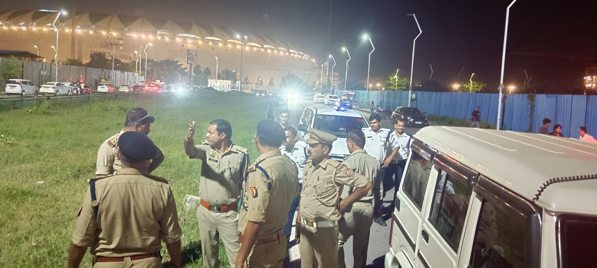 lucknowtraffic's tweet photo. #traffic_update
इकाना स्टेडियम में भारत-वेस्टइंडीज मैच की यातायात व्यवस्थाओं की समीक्षा

दिनांक 06.10.2026 को इकाना स्टेडियम में प्रस्तावित भारत बनाम वेस्टइंडीज क्रिकेट मैच के दृष्टिगत यातायात व्यवस्थाओं एवं तैयारियों की समीक्षा एडीसीपी (यातायात) श्री राघवेंद्र सिंह द्वारा की गई।

इस दौरान एसीपी (यातायात) दक्षिणी श्री राधारमण एवं एसीपी (यातायात) मध्य श्री प्रदीप कुमार भी उपस्थित रहे। अधिकारियों द्वारा मैच के दौरान यातायात के सुचारु एवं निर्बाध संचालन, पार्किंग व्यवस्था तथा संभावित यातायात दबाव के दृष्टिगत आवश्यक तैयारियों की समीक्षा की गई।