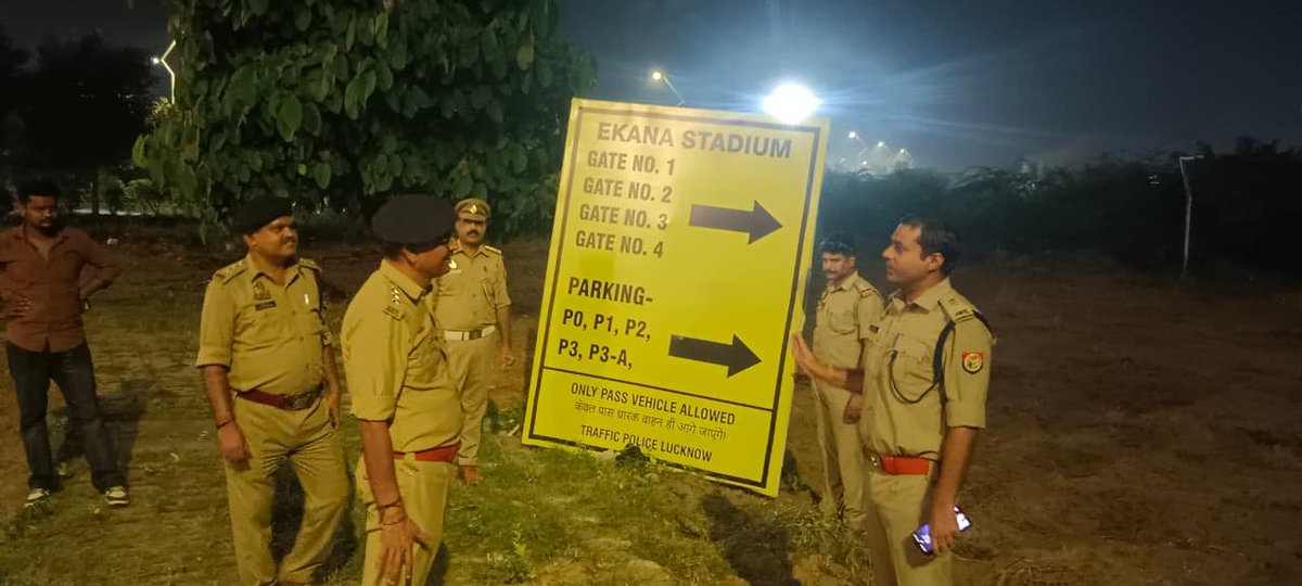 lucknowtraffic's tweet photo. #traffic_update
इकाना स्टेडियम में भारत-वेस्टइंडीज मैच की यातायात व्यवस्थाओं की समीक्षा

दिनांक 06.10.2026 को इकाना स्टेडियम में प्रस्तावित भारत बनाम वेस्टइंडीज क्रिकेट मैच के दृष्टिगत यातायात व्यवस्थाओं एवं तैयारियों की समीक्षा एडीसीपी (यातायात) श्री राघवेंद्र सिंह द्वारा की गई।

इस दौरान एसीपी (यातायात) दक्षिणी श्री राधारमण एवं एसीपी (यातायात) मध्य श्री प्रदीप कुमार भी उपस्थित रहे। अधिकारियों द्वारा मैच के दौरान यातायात के सुचारु एवं निर्बाध संचालन, पार्किंग व्यवस्था तथा संभावित यातायात दबाव के दृष्टिगत आवश्यक तैयारियों की समीक्षा की गई।