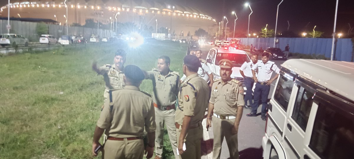 lucknowtraffic's tweet photo. #traffic_update
इकाना स्टेडियम में भारत-वेस्टइंडीज मैच की यातायात व्यवस्थाओं की समीक्षा

दिनांक 06.10.2026 को इकाना स्टेडियम में प्रस्तावित भारत बनाम वेस्टइंडीज क्रिकेट मैच के दृष्टिगत यातायात व्यवस्थाओं एवं तैयारियों की समीक्षा एडीसीपी (यातायात) श्री राघवेंद्र सिंह द्वारा की गई।

इस दौरान एसीपी (यातायात) दक्षिणी श्री राधारमण एवं एसीपी (यातायात) मध्य श्री प्रदीप कुमार भी उपस्थित रहे। अधिकारियों द्वारा मैच के दौरान यातायात के सुचारु एवं निर्बाध संचालन, पार्किंग व्यवस्था तथा संभावित यातायात दबाव के दृष्टिगत आवश्यक तैयारियों की समीक्षा की गई।