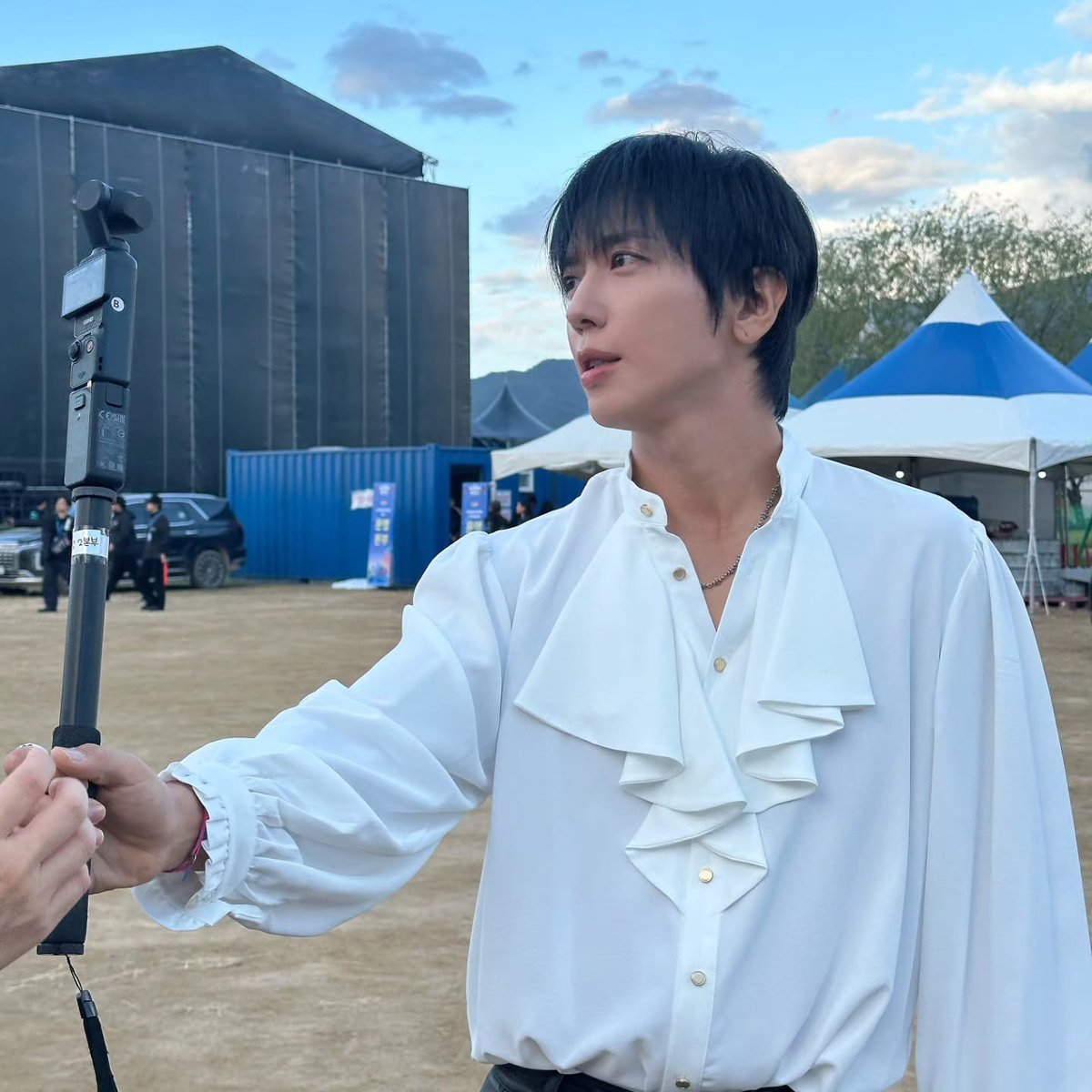 Kkorepo's tweet photo. 「#CNBLUE」#ジョン・ヨンファ、「2026 釜山国際ロックフェスティバル」ビハインドカット公開…「釜山を熱狂させた」 
#ジョンヨンファ #ヨンファ　
🔗https://t.co/bsMqjTzlPX https://t.co/3kfJdYzeBX