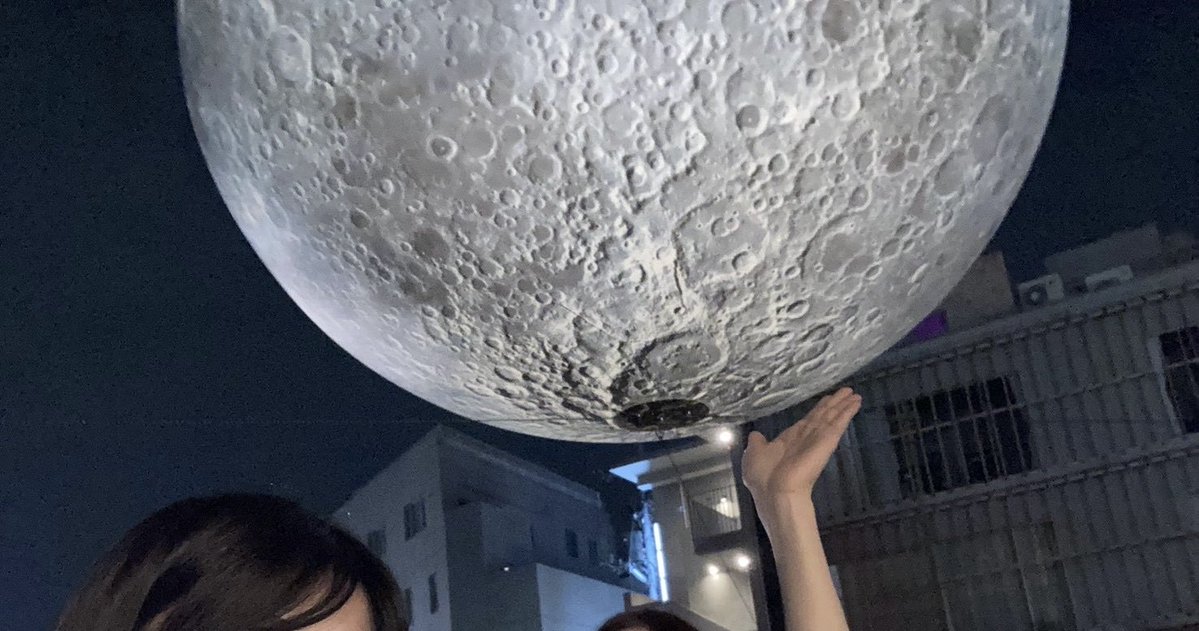 li2ng7ye's tweet photo. 下北のアートイベント行ってきた。
月をテーマに駅周辺で色んなアートが置いてても面白かった〜。
月のアート作品近くで見たらめっちゃデカくて迫力あった！ https://t.co/fV6ZNfSvCo