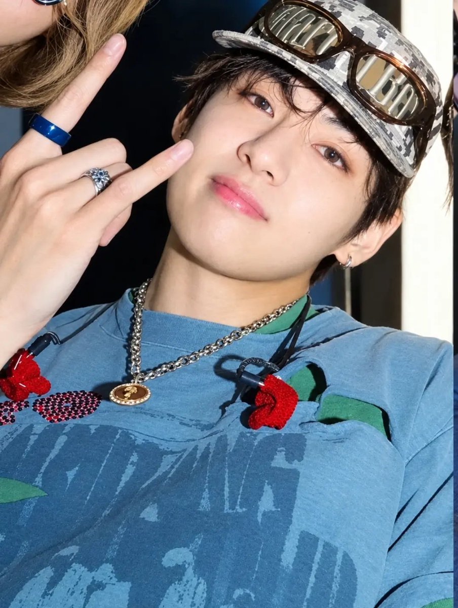BTS_TAEHYUNGO's tweet photo. 🌚 https://t.co/LcQl3xyzAr