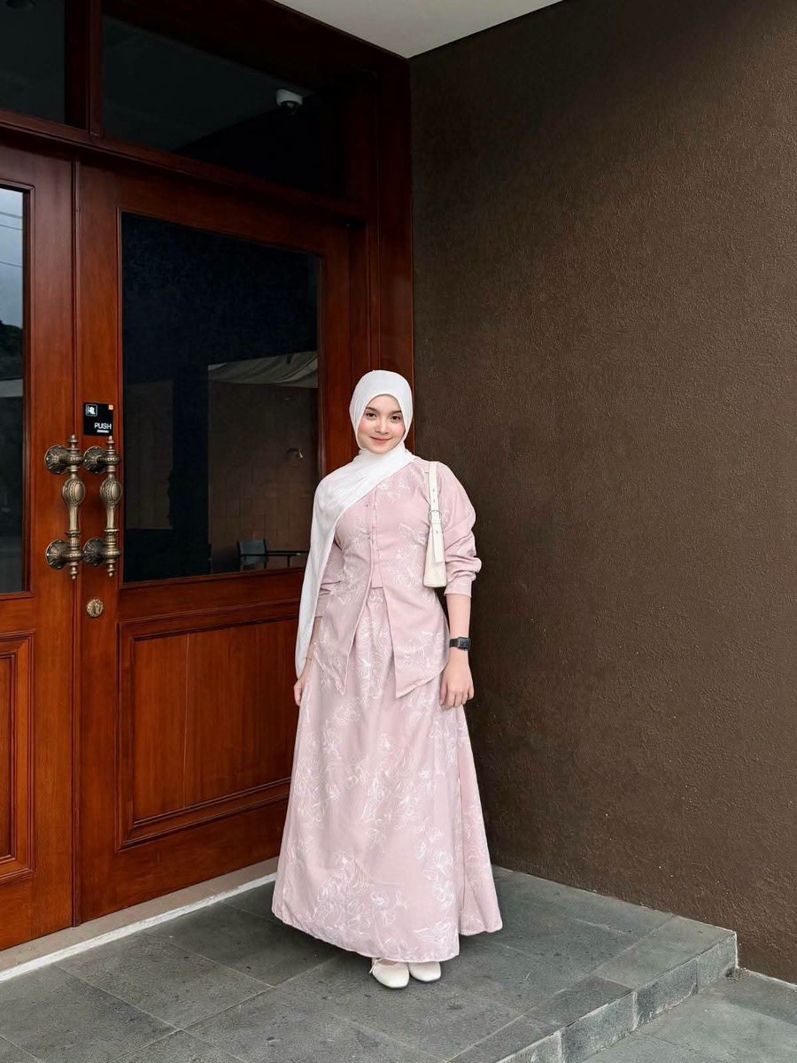 inspirasiootdh's tweet photo. Ide outfit cantik dengan one set 🩷🌷

One set 
https://t.co/ZNLjWecYep
Tas 
https://t.co/OnHl0q7rRF
Hijab 
https://t.co/yJajQHTtwx
Sandal 
https://t.co/TGfRwa0FlJ
#TerikatJanjiEp181
#PajamaDriveJKT48
#MUvsArsenalLegend https://t.co/6SsYwNe4I3