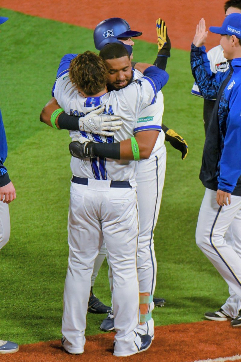baystars_19hama's tweet photo. 【10/4 ハマスタ】抱擁
#baystars #エンカーナシオン #戸柱恭孝 https://t.co/66suubujQP