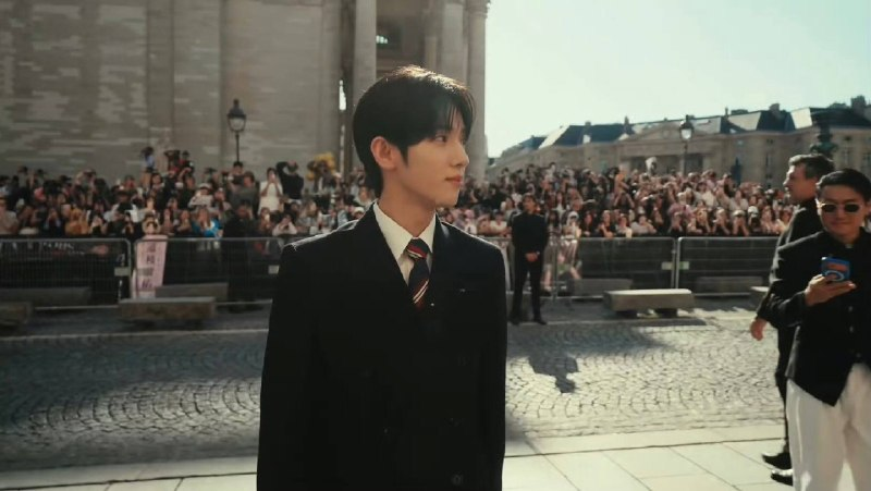 BunBittersweet's tweet photo. Park Siwoo looks SO elegant in Valentino. The outfit feels polished and sophisticated, but somehow still has that fresh youthful energy that suits him perfectly.

PARK SIWOO AT VALENTINO PFWSS27
#PARKSIWOOxVALENTINO
#PARKSIWOO https://t.co/JU790p50qv
