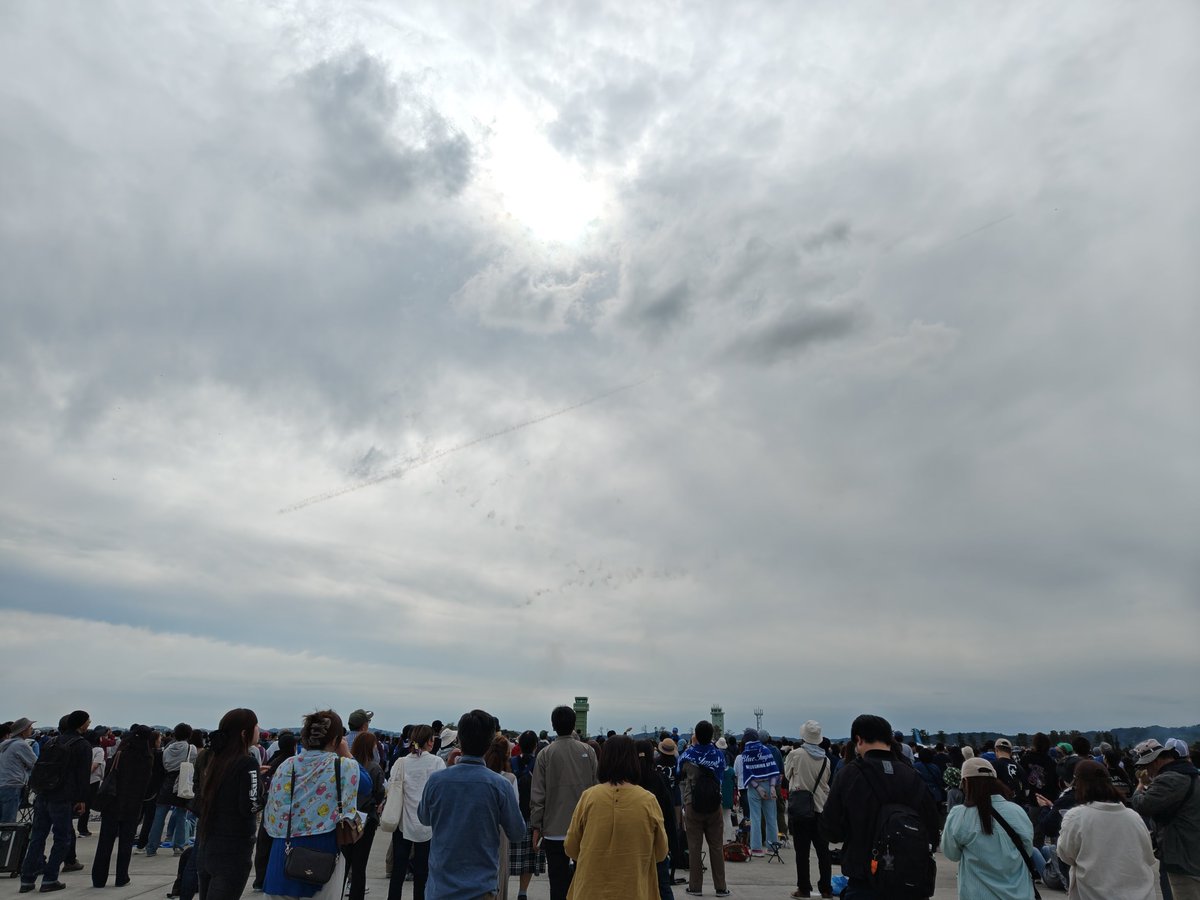 P1Y1_Frances's tweet photo. しっかり曇天でブルーインパルスは午前午後と2回飛びますが、スモーク分かりづらくて残念です。
最後のF-2の模擬対地爆撃では、アナウンスで飛んでくる方向を言わないという無茶振りをされました😭
4機での連続攻撃、目視での迎撃の難しさが実感できました。 https://t.co/PVSOxnowKU