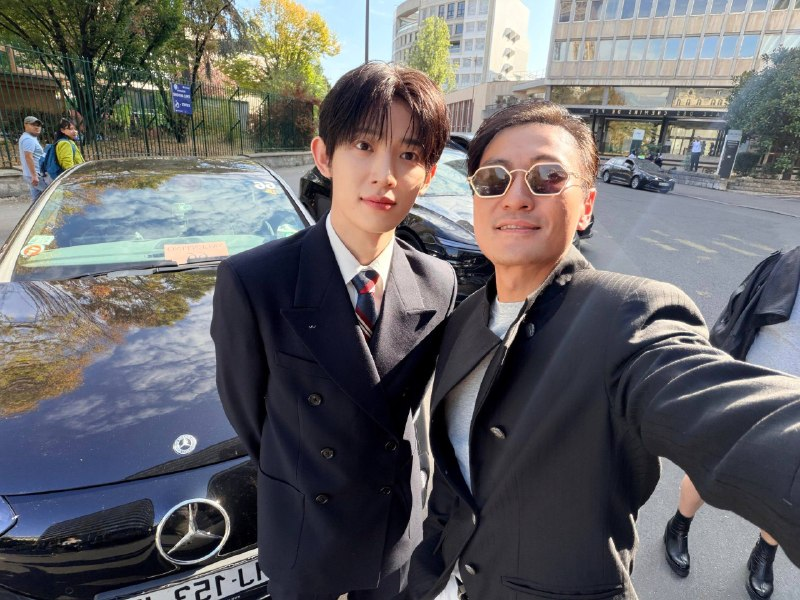BunBittersweet's tweet photo. Park Siwoo looks SO elegant in Valentino. The outfit feels polished and sophisticated, but somehow still has that fresh youthful energy that suits him perfectly.

PARK SIWOO AT VALENTINO PFWSS27
#PARKSIWOOxVALENTINO
#PARKSIWOO https://t.co/JU790p50qv
