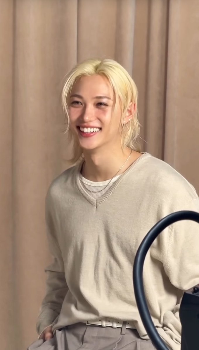 hyunjinstwin's tweet photo. I made a horrible discovery and i can’t suffer alone https://t.co/KB73vsBUHf