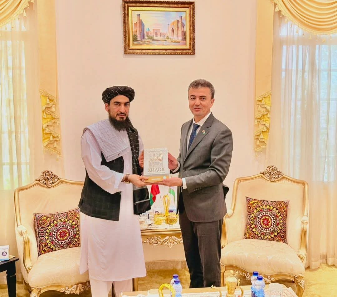 A_hmadi313's tweet photo. په عمان کې د ا.ا.ا. د سفارت سرپرست حافظ عمر د ازبکستان له سفیر عبدالسلام خاتموف سره وکتل.

په دې کتنه کې پر دوه اړخیزو سیاسي، اقتصادي او فرهنگي اړیکو خبرې وشوې.

 دواړو لورو د ښو اړيکو د دوام په موخه په گډو هڅو ټينگار وکړ. https://t.co/Ul1la819It