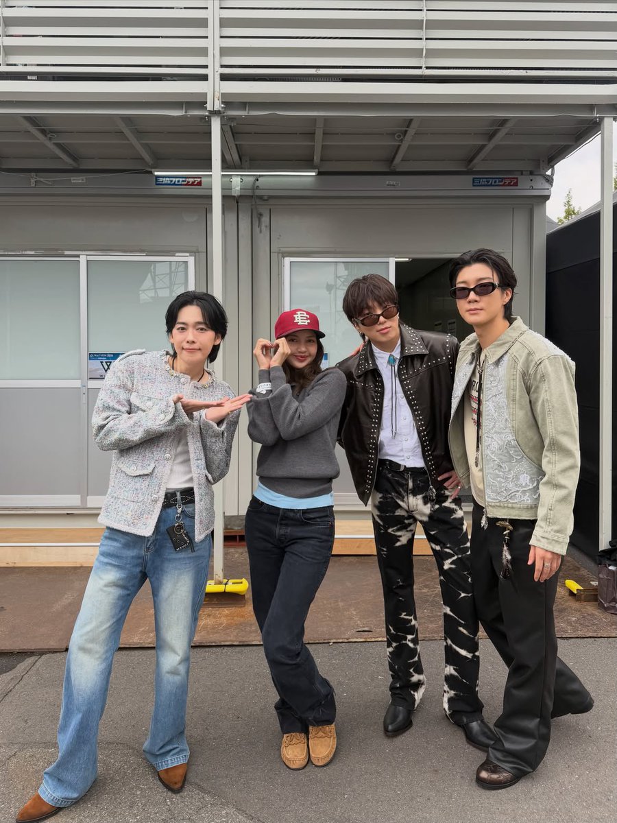 lalisamgger's tweet photo. News photos of LISA with Winner 🤍 https://t.co/J3qPguxNSF
