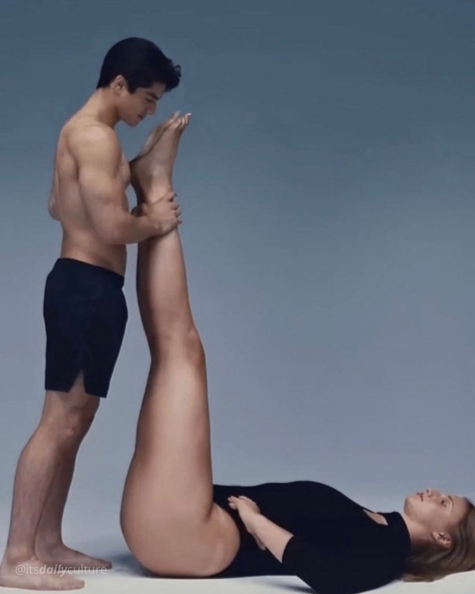 itsDailyCulture's tweet photo. A  jogadora de vôlei Anna Smrek, com mais de 2 metros ao lado de um homem de 1 metro e 60. https://t.co/EXXejbwQvA