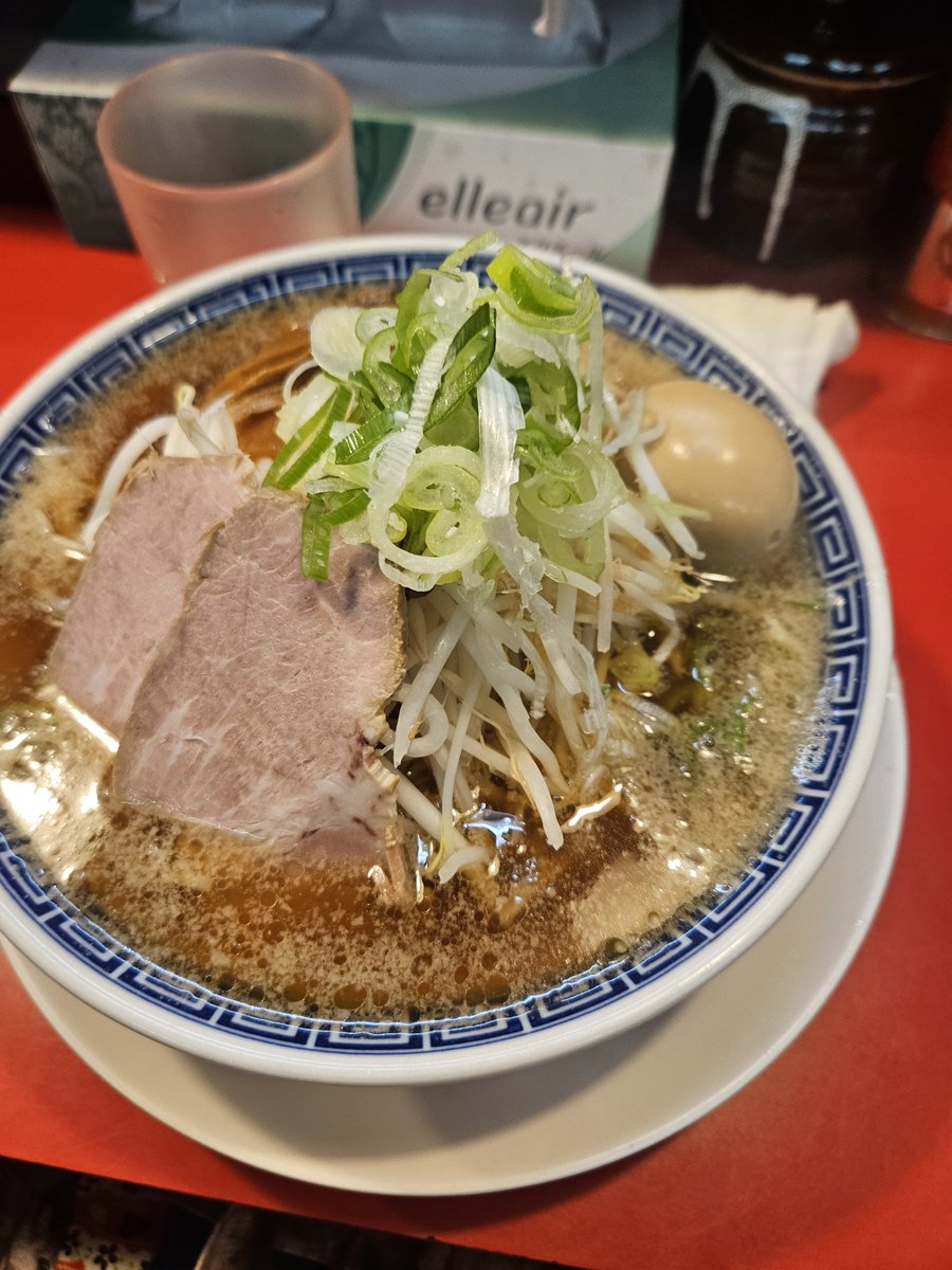 otamaraamen's tweet photo. 柳橋中央市場、ラーメン大河で、朝ラーメン🍜
気合い入れて6:30から並びましたよ～😁
お席が3席で、立って食べるラーメンでした。
ストレートの細麺にさっぱり目の醤油味でめちゃくちゃ美味しかったです。チャーシューも煮卵も本当に美味しかった！✨️連れはもやしマシ😁 https://t.co/Q0bKGs5qyq