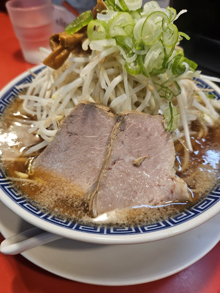otamaraamen's tweet photo. 柳橋中央市場、ラーメン大河で、朝ラーメン🍜
気合い入れて6:30から並びましたよ～😁
お席が3席で、立って食べるラーメンでした。
ストレートの細麺にさっぱり目の醤油味でめちゃくちゃ美味しかったです。チャーシューも煮卵も本当に美味しかった！✨️連れはもやしマシ😁 https://t.co/Q0bKGs5qyq
