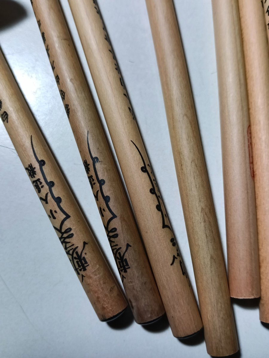 Tieupshortterm's tweet photo. 他媽媽買的這個什麼莫名其妙的鉛筆

利百代真是有夠爛
木頭馬上給小孩啃壞 https://t.co/hsxj4HEoH6