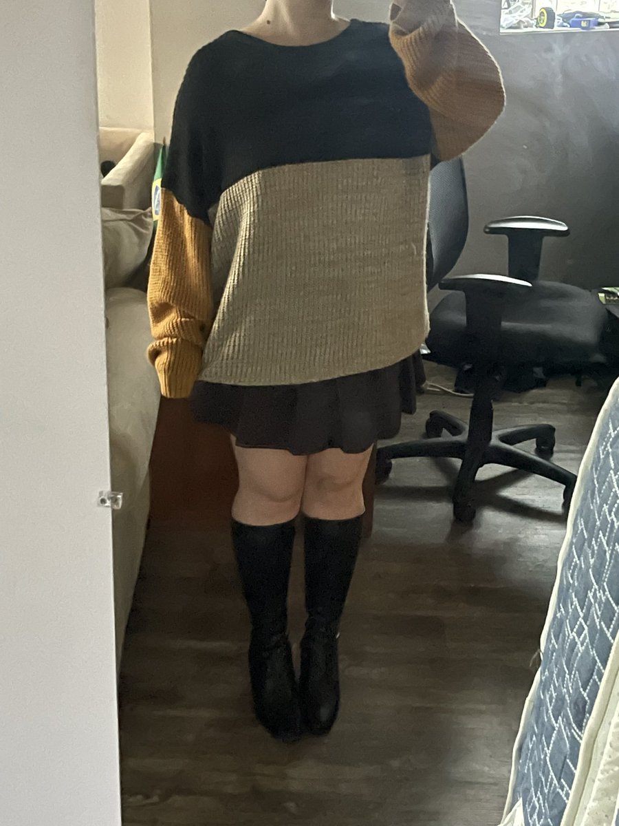 hyuckbemybf's tweet photo. Vou pra um festival da maçã hoje e ia vestir isso mas mudei de ideia no ultimo segundo e coloquei a coisa mais basica que tenho https://t.co/u0ft2u58rR