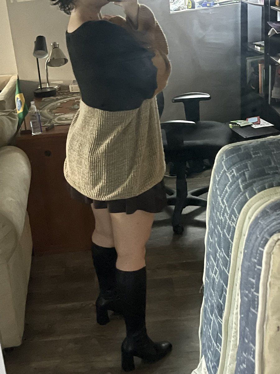 hyuckbemybf's tweet photo. Vou pra um festival da maçã hoje e ia vestir isso mas mudei de ideia no ultimo segundo e coloquei a coisa mais basica que tenho https://t.co/u0ft2u58rR
