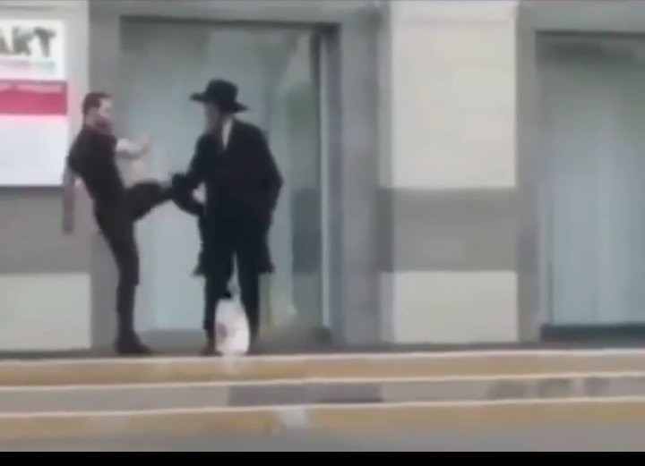 Poyraz_eser06's tweet photo. Osmanlı’da kabadayının biri Yahudi’yi evire çevire döver.

Kadıya şikâyet edilir
+ Yahudi’yi niye dövdün?

- Efendim, bunlar Hz. İsa’yı öldürmüş. (Kendilerince)

+ Oğlum, bu olay bin küsur yıl önce oldu.

- Olsun, ben yeni duydum.

Dünyada yeni öğrendi bunların aşağılık olduğunu https://t.co/yePBlVpI7B