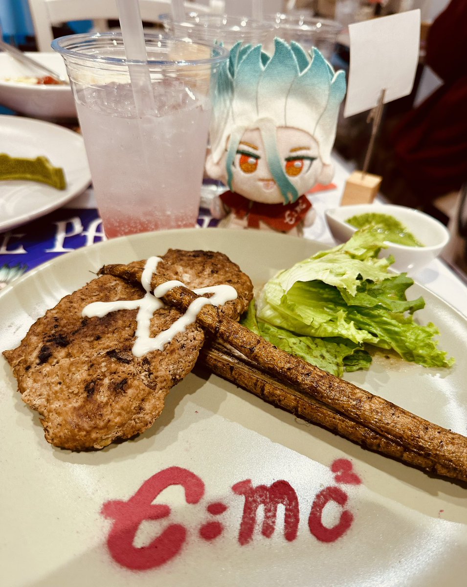 mma_3417's tweet photo. ドクストのカフェ〜！
どれも料理美味しかったし、特典も千空とゲンちゃん来てくれて嬉しい☺️
カードの方はスイカも来てくれたし、グッズもランダム系ほぼ千空来て神だった…！
スイカとクロムのやつは姉と半分こしたけど流石に量多かったw https://t.co/j2pjhF6j8p
