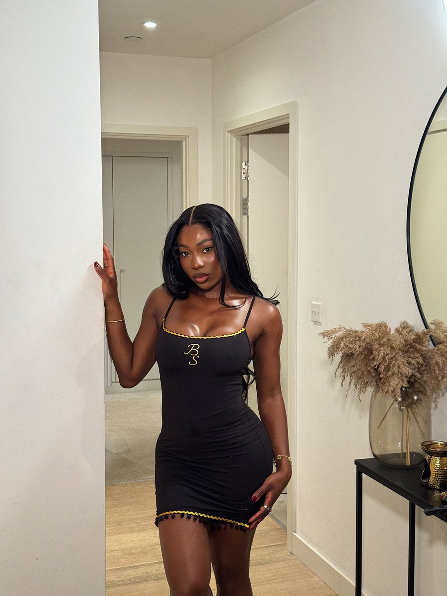 AdeolaPatronne's tweet photo. Can’t go wrong with a black mini 🖤 https://t.co/XbTVF5UWxm