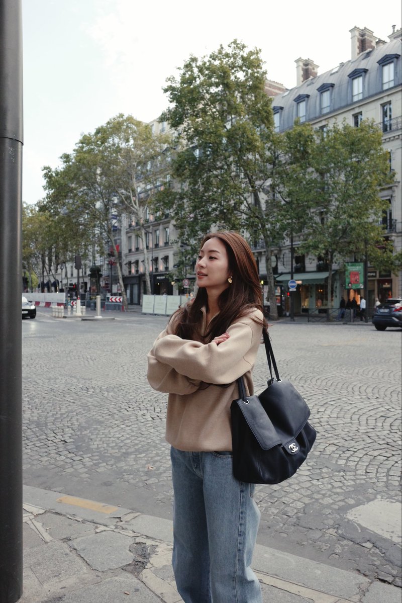 miunatshaa's tweet photo. เช็คอินนนน🍂🥖

#CHANELSpringSummer 
#CHANEL #PFW 
#CHANELSS27xLenaMiu 
#MiuNatsha @CHANEL https://t.co/v3RfZo62U6