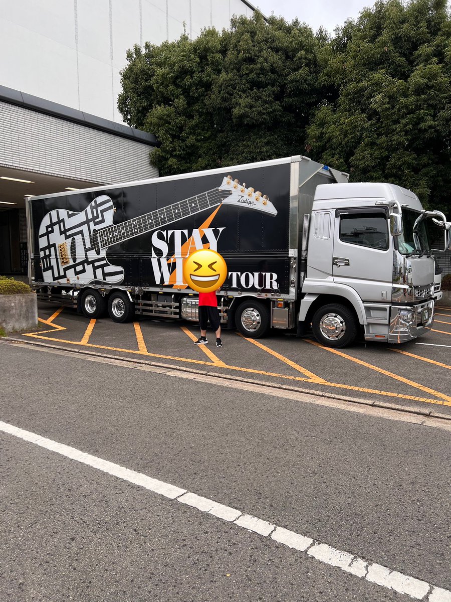 47shinnosuke's tweet photo. ようこそ宇宙一のRock'n'Roll Showへ
今回は神席をいただき目の前で布袋さん
を見て来ました♪
「かっこよかった」👍
STAYWILDにふさわしいステージセット、
衣装、セトリ...
何もかもが素晴らしいライブだった🎸
次回福岡も楽しみにしてます🎤
布袋さんありがとー
#布袋寅泰
#HOTEItheLIVE2026 https://t.co/n7AcfXQF3t
