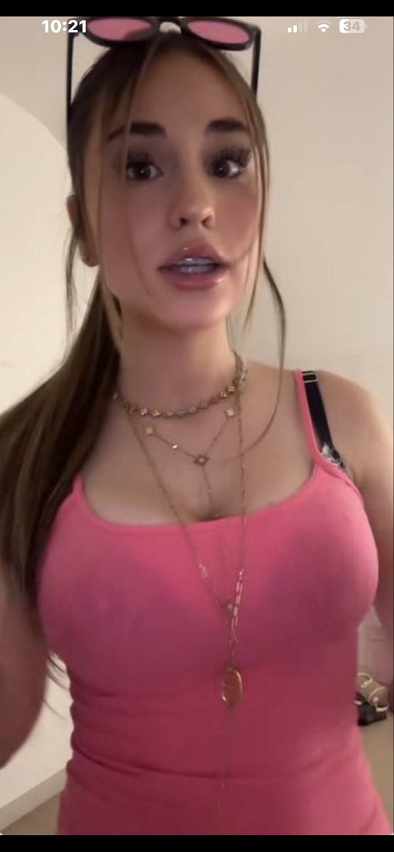 Tillzod's tweet photo. Ooh les deux 011 avec les plus gros seins🤤 https://t.co/kNTj3D4BDI