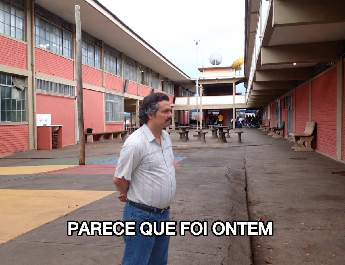 ocidentalmilgra's tweet photo. Eu entrando na minha antiga escola pra votar e desbloqueando várias memórias. https://t.co/7y0VYEOohW