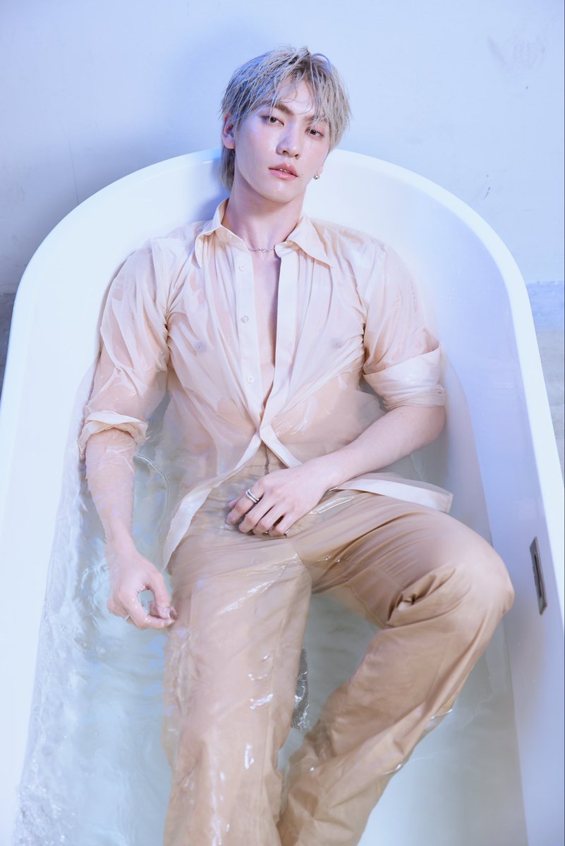 ShawtybossC's tweet photo. give that man some company in that bathtub https://t.co/xhfelaSoVU