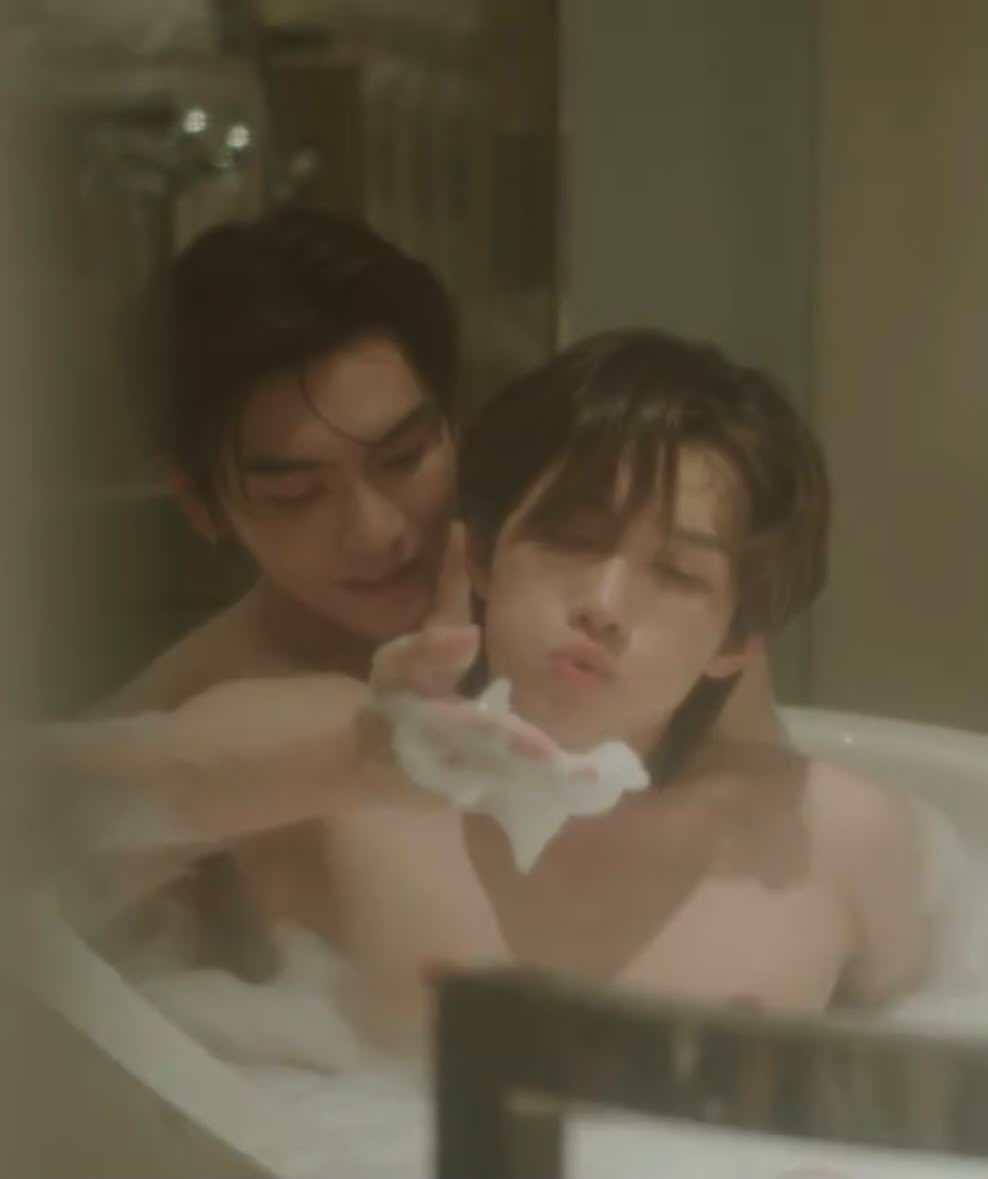 ShawtybossC's tweet photo. give that man some company in that bathtub https://t.co/xhfelaSoVU
