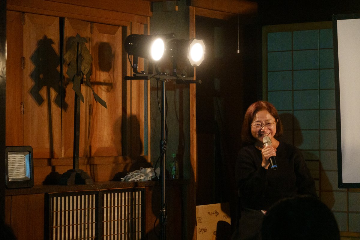 miyoshinsai's tweet photo. 諏訪の大祝邸の再始動に関連した企画、映画「鹿の国」の弘理子監督と、スワニミズム原直正会長、石埜三千穂事務局長とのパネルディスカッション。久々に弘監督にお会いしに行きました。

道が混んでいて少し遅刻。大祝邸の畳の間を三部屋つなげた会場は満員御礼。一番後ろに着座。まずは「鹿の国」の酉の祭りのシーンが流れました。

この参列者でひしめく長細い空間、なんだか十間廊に似ている・・・スクリーンでは宮司が鹿の頭を献饌し、典儀の「お頭をお下げください」の声に、思わず低頭しそうになりました。

そして、御室の芸能の再現シーン。狭くて暗い部屋の奥のスクリーンでは、なんだか知ってる人が鹿打ちの踊りを踊っています。御室神事の同席者にはこういう風に見えるのだろうな、と客観視できて面白かったです。

後半の部のパネルディスカッションは、大祝の居館が前宮神殿（ごうどの）から宮田渡（みやたど＝現在の大祝邸）へ移った歴史的経緯を中心に意見が飛び交いました。いろいろ説はありますが、神殿を移した最大のきっかけは、大祝による狂気の犯罪、文明の内訌でしょう。諏訪の大祝と惣領が別行動を取り始めた文明年間の頃、大祝が惣領家など一族衆を神殿に招いて、酒宴の最中に殺戮するという事件が起きました。唯一生き残った惣領家の次男・宮法師丸を旗頭に、諏訪の五官祝たちが大祝継満を干沢城に攻め、高遠へ追い出します。ついでに書くと、その混乱に乗じて挙兵した下社大祝金刺興春を破って下社を焼き払いました。大祝は惣領の宮法師丸（頼満）が兼任し、血に塗れた神殿を捨て桑原城へ移りました。神都諏訪といえども、戦国乱世の風潮には逆らえず、内紛を繰り返し低迷しているうちに、隣国武田に攻め取られました。その後はご存知の通り、武田が織田に滅ぼされ、直後に織田が滅んで北条と徳川に切り取られ、徳川が関東に移った後は豊臣に支配され。諏訪惣領家が諏訪に戻ってきたのは、関ヶ原の合戦で東軍が勝った後のことなのです。そもそもその混乱期には大祝がまともに祭祀をできていたとは思えません。大祝居館が現在の位置で再興したのも、関ヶ原の後なのでしょうね。

今回、原会長が配布してくれた資料は、分かりやすく纏められていて、とても勉強になりました。もらえた人は幸運でしたね。

大祝邸は平成で無人になりましたが、まさか祭壇の前でこのようなイベントが行われる世になるとは、思ってもみなかったでしょう。再び日の目をみることになったなんて、きっと大祝の御霊も喜んでおられることでしょうね。