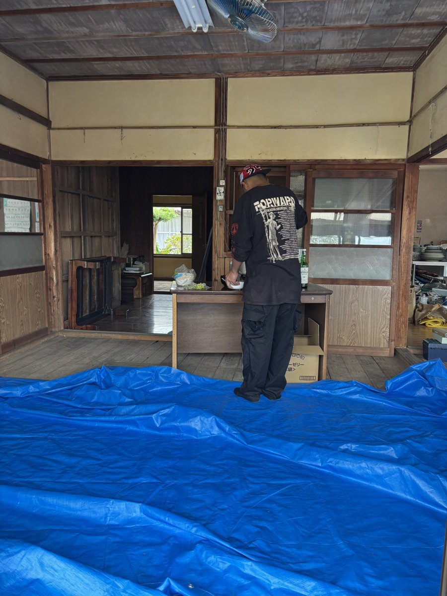 jishuren_kuma's tweet photo. 【#令和8年熊本地震】
最後は、玄関の柱をもとに戻してみることに。力を合わせてやってみるもんだなぁと。家主さんと一緒に笑顔が溢れます。
まだまだやることは沢山！来週も続けて行きます！
#セイブザヒロシマ から2日間のご参加、ありがとうございました。
#宇城市松橋
#STH
#幡再
#九州自主練 https://t.co/ELceLdHQLV