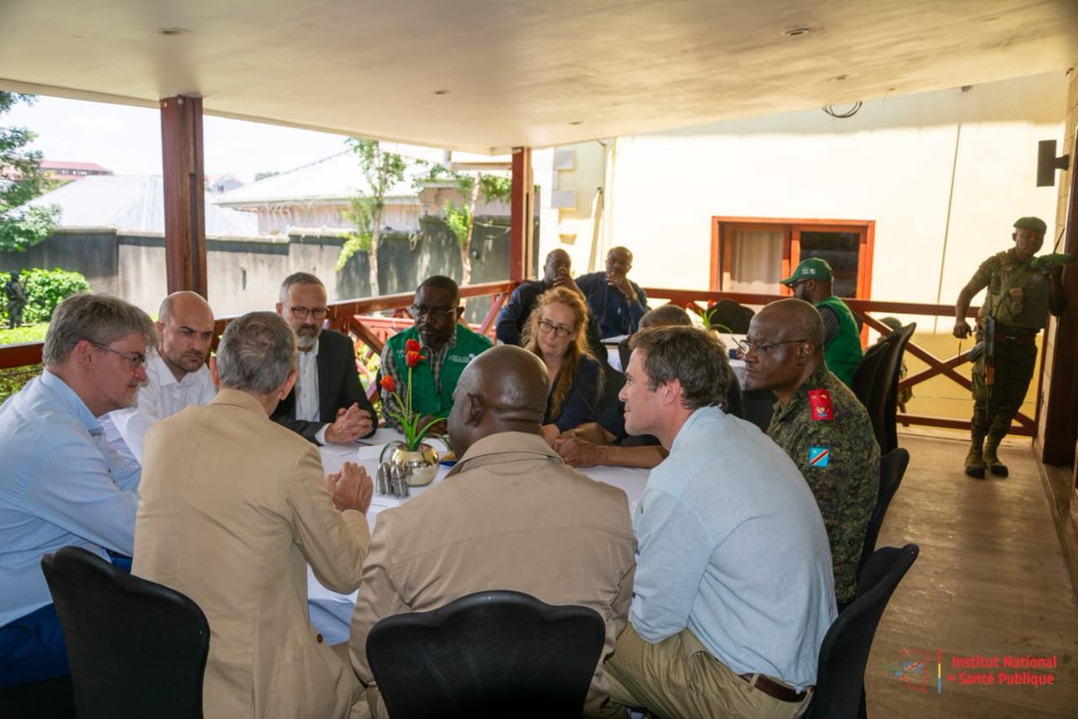 Insprdc's tweet photo. 🇨🇩🤝🇫🇷 #RIPOSTE_EBOLA : Le soutien international se renforce à #Bunia. 

Ce 3 octobre 2026, en visite à Bunia, épicentre de la 17ᵉ épidémie de maladie à virus Ebola en #RDC, le ministre français de l’Europe et des Affaires étrangères, @Jean-Noël Barrot, a été reçu par le Professeur @Akilimali, Incident Manager adjoint de la riposte.

Au programme : visite du Centre de Traitement Ebola de #Rwampara et du Laboratoire provincial de l’#Ituri, aux côtés du Professeur @Jean-Jacques Muyembe.

Cette visite témoigne de l’engagement des partenaires internationaux aux côtés des équipes congolaises mobilisées sur le terrain pour renforcer la réponse, protéger les communautés et contribuer à mettre fin à l’épidémie.

Ensemble, chaque action compte pour #StopEbola. 🇨🇩
@Presidence_RDC @PrimatureRDC @MinSanteRDC @africaCDC