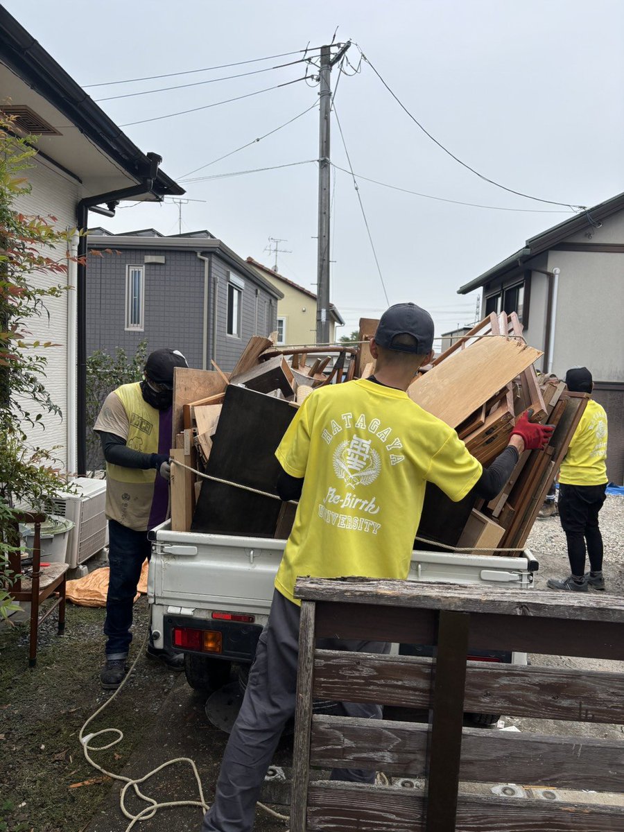 jishuren_kuma's tweet photo. 【#令和8年熊本地震】
最後は、玄関の柱をもとに戻してみることに。力を合わせてやってみるもんだなぁと。家主さんと一緒に笑顔が溢れます。
まだまだやることは沢山！来週も続けて行きます！
#セイブザヒロシマ から2日間のご参加、ありがとうございました。
#宇城市松橋
#STH
#幡再
#九州自主練 https://t.co/ELceLdHQLV