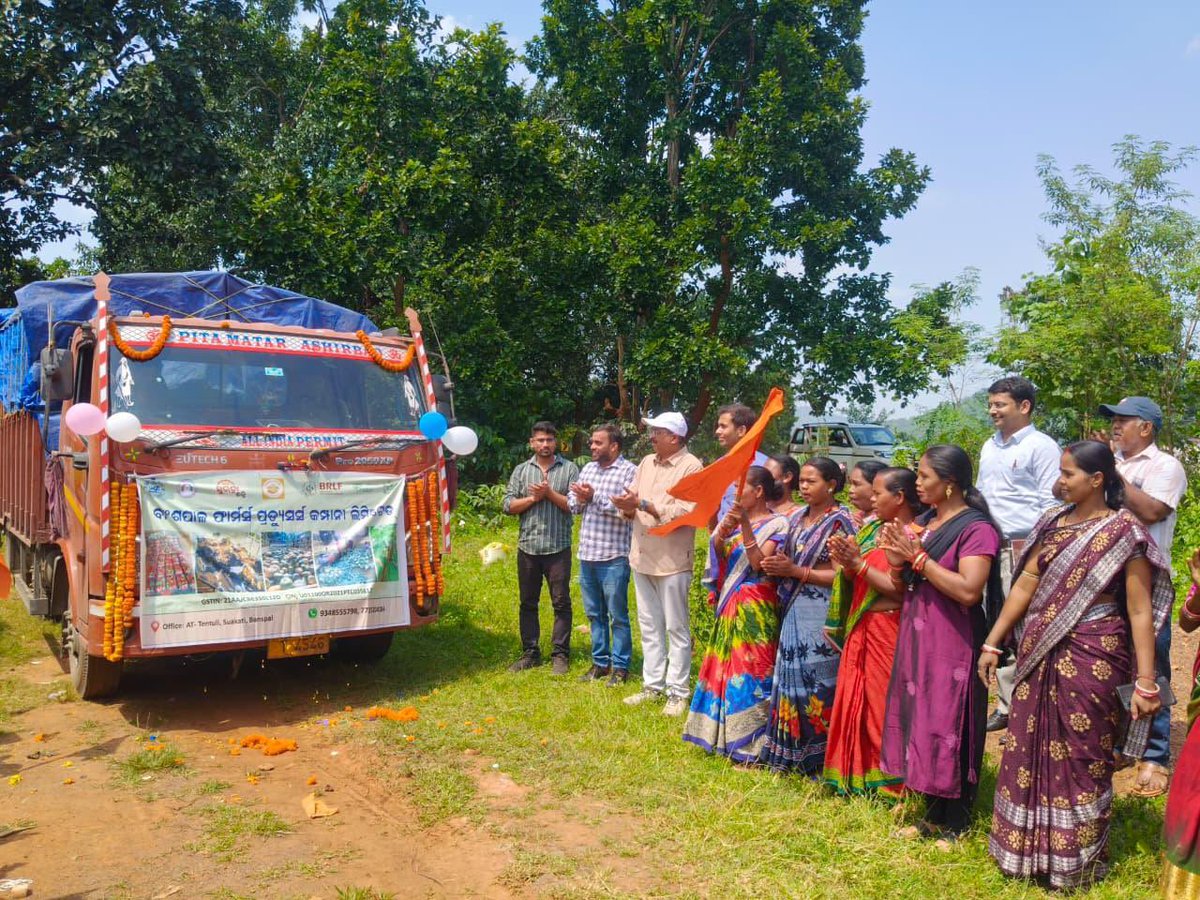Dist_Kendujhar's tweet photo. କମିଶନର ତଥା ଶାସନ ସଚିବ @krushibibhag ଶ୍ରୀ ସଚିନ ରାମଚନ୍ଦ୍ର ଯାଦବ ଓ ଜିଲ୍ଲାପାଳ ଆଜି ବାଂଶପାଳ କୃଷି ଉତ୍ପାଦକ କମ୍ପାନୀର ଚଳିତ ଋତ��ର କଖାରୁ ବିକ୍ରି ଶୁଭାରମ୍ଭ କରିଛନ୍ତି। ଆଜି ଏହି କମ୍ପାନୀ ୬୩ ଟନ କଖାରୁ ବିଭିନ୍ନ ବଜାରକୁ ପଠାଇଛି। ଏଥିରେ ଏସଏଚଜିର ମହିଳା କମ୍ପାନୀର କର୍ମକର୍ତ୍ତା ଓ ବିଭାଗୀ��� ଅଧିକାରୀ ଉପସ୍ଥିତ ଥିଲେ। https://t.co/BqVk2o80Ac