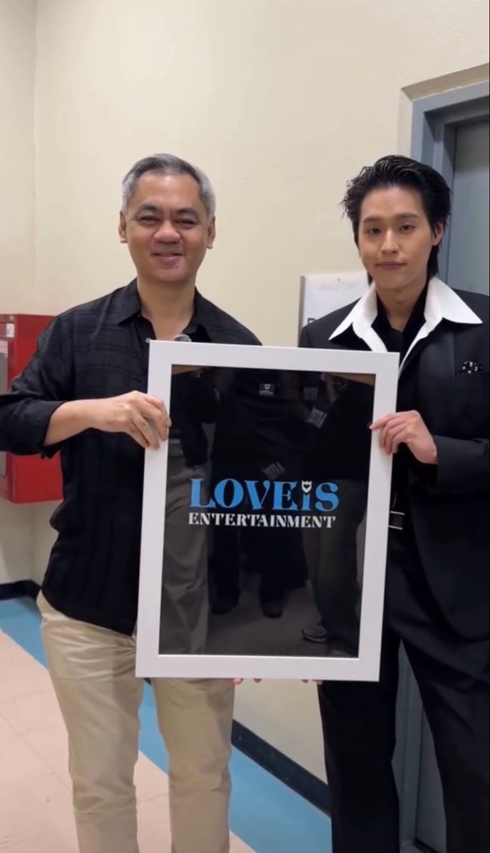 BesideBillkin's tweet photo. พี่จิ๊บมอบเสื้อ LOVEiS Ver.พิเศษ ให้บิวกิ้นครับ 🫶🏻🧡

©️ jktholding

#NONT_ARENAENCORE_DAY2 
#THEMOMENT_ARENAENCORE 
#Bbillkin #บิวกิ้น 
#Besidebillkin https://t.co/fYcs6OELzh