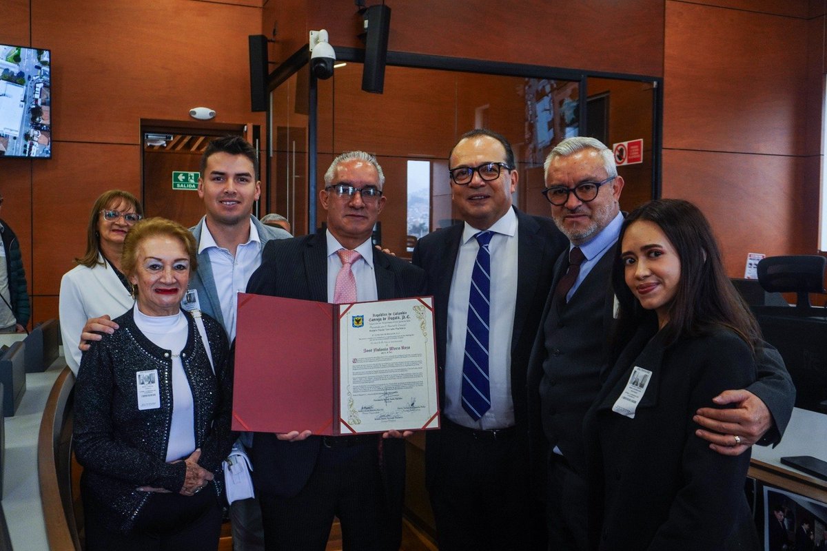 ConcejalRuben's tweet photo. Rendimos homenaje póstumo a José Antonio Mora Rozo, exconcejal de Bogotá y exrepresentante a la Cámara, con la entrega de una Nota de Estilo a su familia, en reconocimiento a su trayectoria, legado y servicio público.

Su legado permanece. #ElConcejalDeTodos #ConcejoDeBogotá https://t.co/8qHKUvWj7x