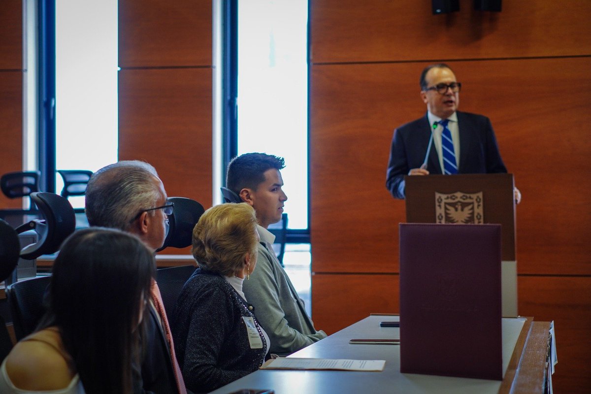 ConcejalRuben's tweet photo. Rendimos homenaje póstumo a José Antonio Mora Rozo, exconcejal de Bogotá y exrepresentante a la Cámara, con la entrega de una Nota de Estilo a su familia, en reconocimiento a su trayectoria, legado y servicio público.

Su legado permanece. #ElConcejalDeTodos #ConcejoDeBogotá https://t.co/8qHKUvWj7x