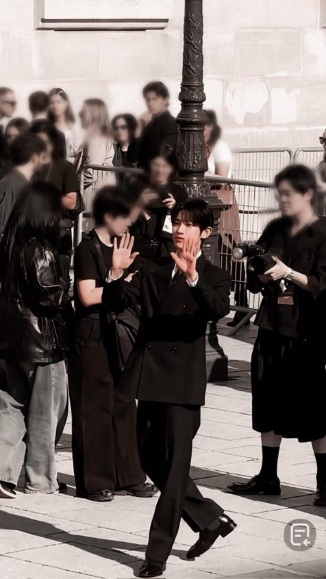baymax_ie's tweet photo. We believe in the artist you are becoming, step by step and smile by smile. Paris is one lovely page of PARK SIWOO NEW ERA.

PARK SIWOO AT VALENTINO PFWSS27 
#PARKSIWOOxVALENTINO
#VALENTINOPFWSS27
#PARKSIWOO https://t.co/9gzp5NU0Ap