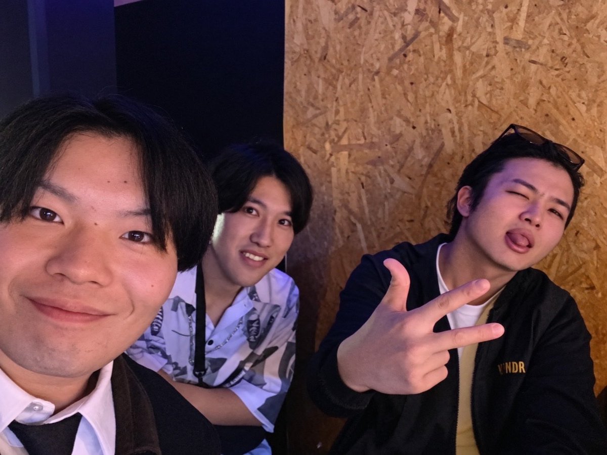 Apollon0725's tweet photo. メンバー3人でライブ見に行ってきたようです！
#今日のあぽろん https://t.co/MJXFDp9UHQ