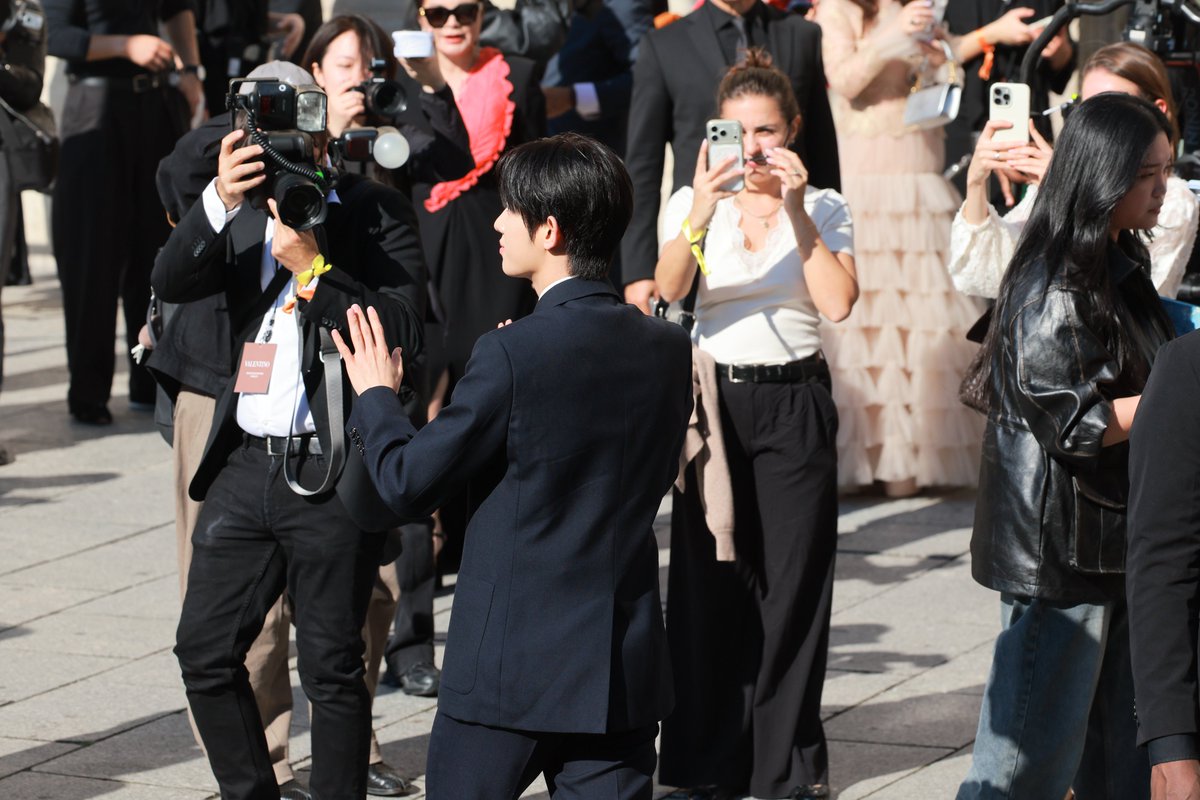 soso_note1's tweet photo. 뒷모습까지 
왕자님 그 자체 

PARK SIWOO AT VALENTINO PFWSS27 
#PARKSIWOOxVALENTINO
#VALENTINOPFWSS27
#PARKSIWOO https://t.co/qW1mpdIsWf