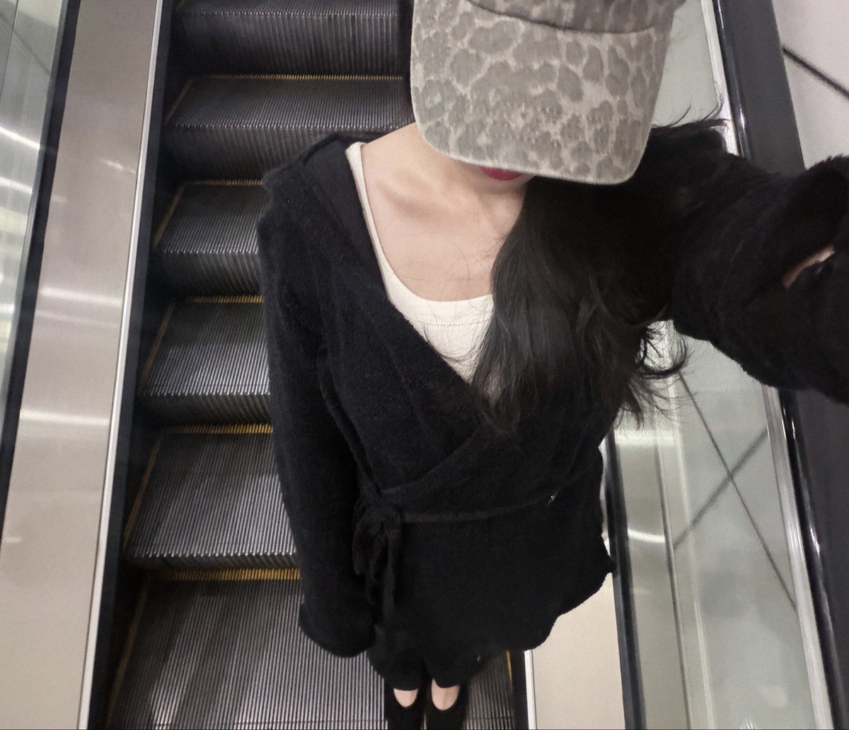 imhulacat's tweet photo. 트리밍버드 후드 가디건 산지 두달만에 개시🖤
소재 진짜 부들부들하고 핏 넘 이뿌다 https://t.co/dfDE5NXQJj