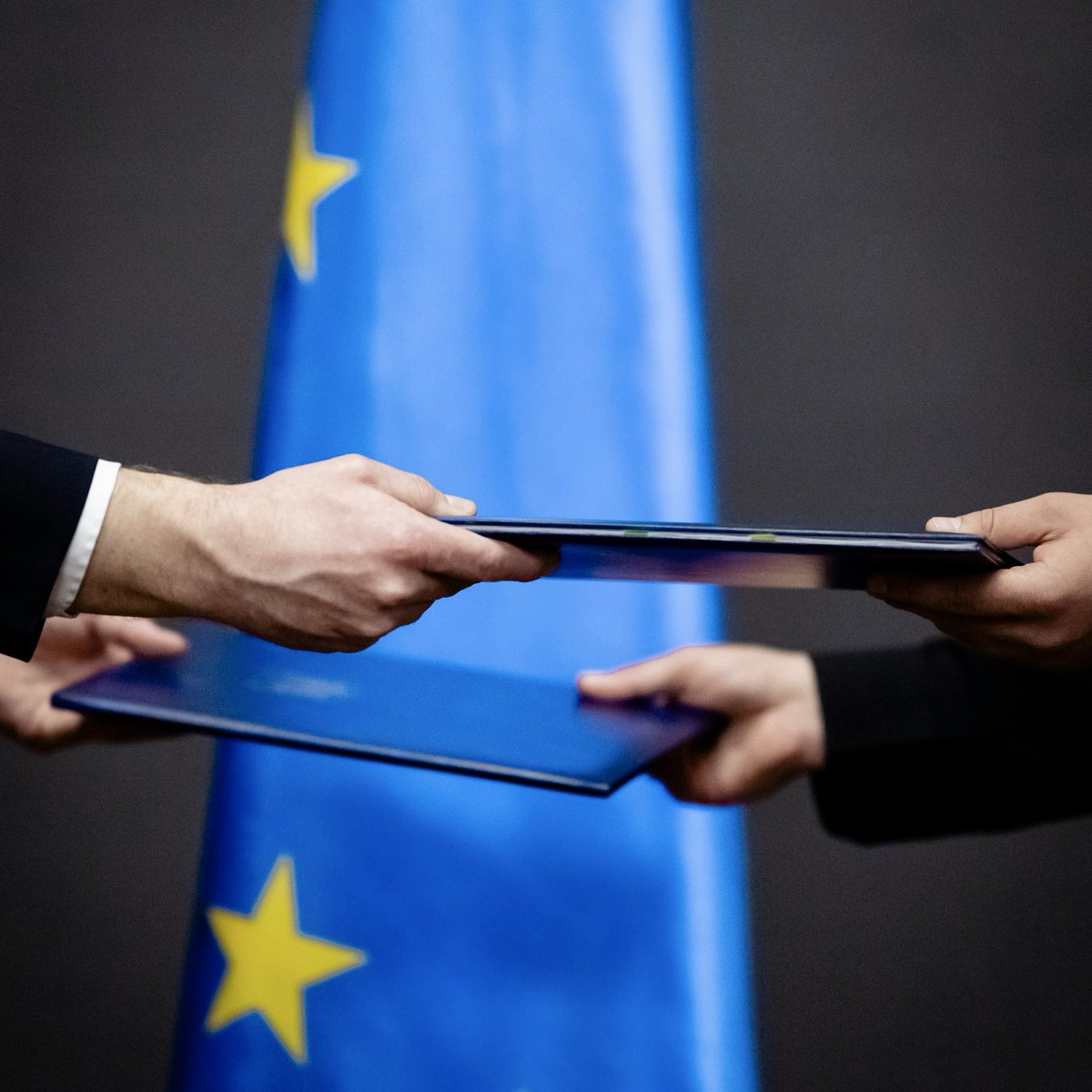 bundeskanzler's tweet photo. Deutschland hilft der Ukraine. Aber die Ukraine hilft auch uns. Mit ihrer Erfahrung, etwa in der Drohnenabwehr, aber auch mit Aufträgen für die deutsche Industrie in Milliardenhöhe. Heute haben wir dazu Vereinbarungen unterzeichnet. 

Diese Partnerschaft ist keine Einbahnstraße. https://t.co/dX8FdWwv2M