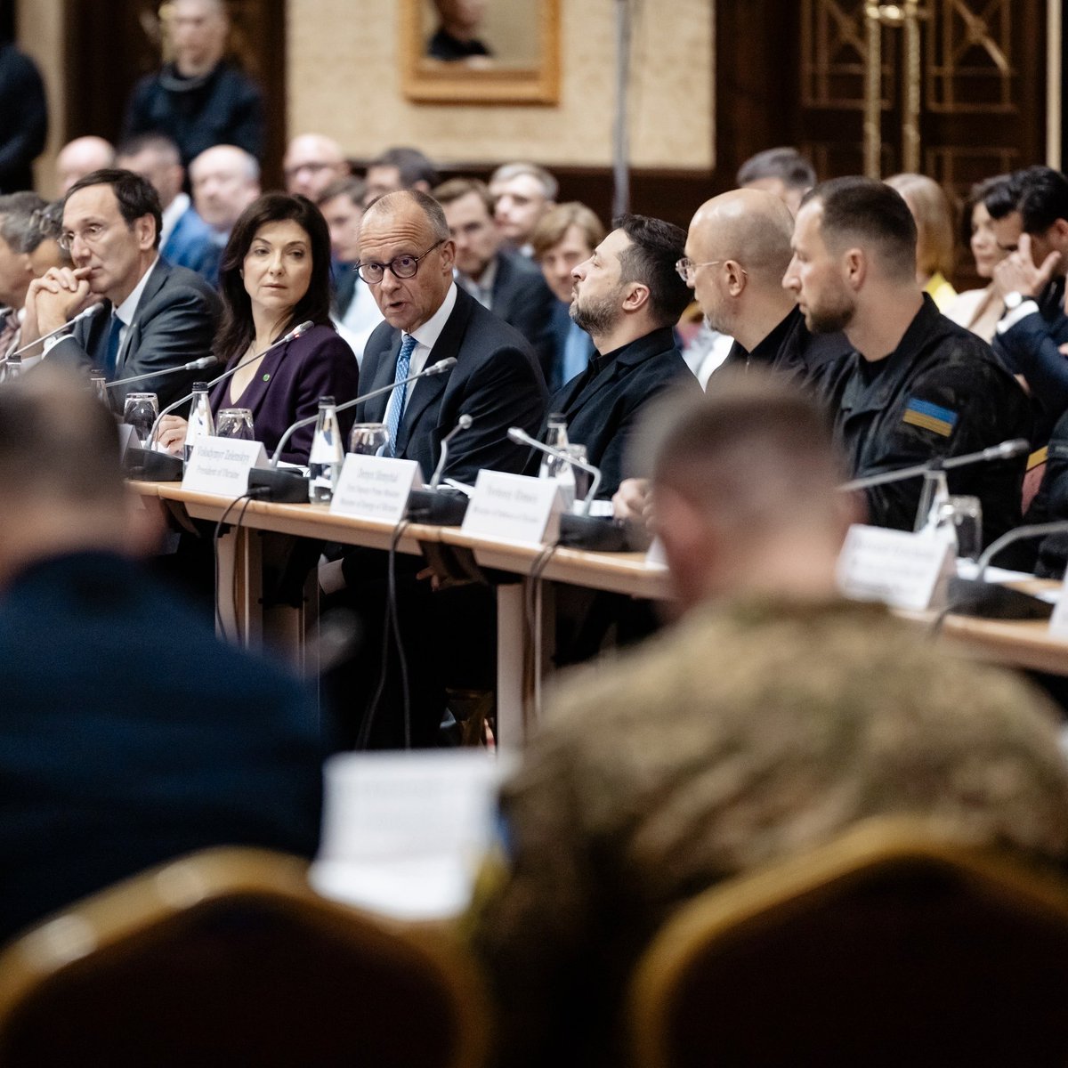 bundeskanzler's tweet photo. Deutschland hilft der Ukraine. Aber die Ukraine hilft auch uns. Mit ihrer Erfahrung, etwa in der Drohnenabwehr, aber auch mit Aufträgen für die deutsche Industrie in Milliardenhöhe. Heute haben wir dazu Vereinbarungen unterzeichnet. 

Diese Partnerschaft ist keine Einbahnstraße. https://t.co/dX8FdWwv2M