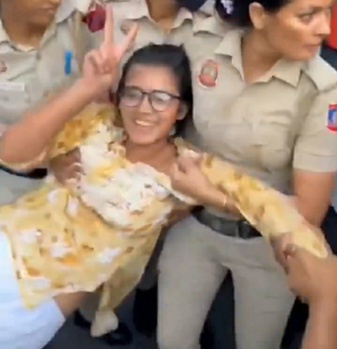 KraantiKumar's tweet photo. नेहा बोरा को कुछ नही होगा. दिल्ली पुलिस ने नेहा बोरा को छोड़ दिया है.

नेहा बोरा के सुरक्षा की जिम्मेदारी भी दिल्ली पुलिस की है. 

नेहा बोरा जंतर मंतर 2.0 आंदोलन को एन्जॉय कर रही हैं.

उन्हें किसी का डर नही है. क्यों कि वो कोई आम लड़की नही हैं. एक बड़े वामपंथी संगठन की लीडर हैं. वृंदा करात का सहयोग है.

नेहा बोरा को जनता और युवाओं का भी जन समर्थन मिल रहा है. इसी कारण उनके मन में सरकार या पुलिस का डर नही है.

जब कोई व्यक्ति किसी लॉबी या सिस्टम का हिस्सा बन जाता है तो उसके लिए ज्यादा चिंता और दुबला होने की जरूरत नही है.