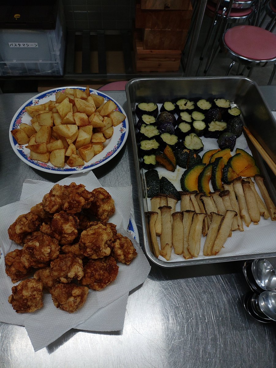 Oc50vWDSNjgnXFT's tweet photo. おぢ���の会に参加♪
料理は美味いし、めっちゃ楽しかったしで本当ありがとうございました！🙇‍♂️
そしてプレマを譲っていただきありがとうございます!😊
統率者も色々試せて良かった!
ただ参加出来なかった友人にデルニーで兎トークンを約2700体場に出したところ見せたかったw https://t.co/MHbasp8J3d