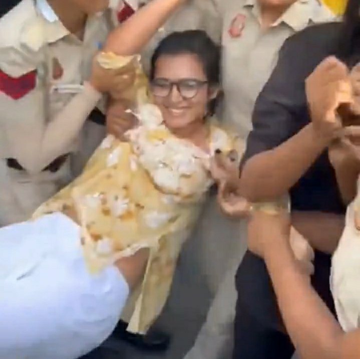 KraantiKumar's tweet photo. नेहा बोरा को कुछ नही होगा. दिल्ली पुलिस ने नेहा बोरा को छोड़ दिया है.

नेहा बोरा के सुरक्षा की जिम्मेदारी भी दिल्ली पुलिस की है. 

नेहा बोरा जंतर मंतर 2.0 आंदोलन को एन्जॉय कर रही हैं.

उन्हें किसी का डर नही है. क्यों कि वो कोई आम लड़की नही हैं. एक बड़े वामपंथी संगठन की लीडर हैं. वृंदा करात का सहयोग है.

नेहा बोरा को जनता और युवाओं का भी जन समर्थन मिल रहा है. इसी कारण उनके मन में सरकार या पुलिस का डर नही है.

जब कोई व्यक्ति किसी लॉबी या सिस्टम का हिस्सा बन जाता है तो उसके लिए ज्यादा चिंता और दुबला होने की जरूरत नही है.