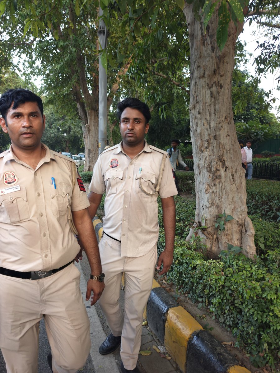 noorenayat's tweet photo. Now a small thread on all the cops I saw without nametags. This is just a few I was able to capture... There were many more. Every second cop was without a name tag

Tell me @DelhiPolice why this was so?

@aisa_official_ @IYC @Cockroachisback https://t.co/WT6IpnVS7m