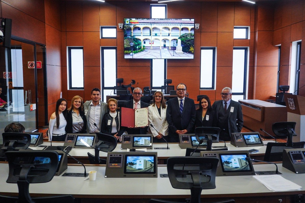 ConcejalRuben's tweet photo. Rendimos homenaje póstumo a José Antonio Mora Rozo, exconcejal de Bogotá y exrepresentante a la Cámara, con la entrega de una Nota de Estilo a su familia, en reconocimiento a su trayectoria, legado y servicio público.

Su legado permanece. #ElConcejalDeTodos #ConcejoDeBogotá https://t.co/8qHKUvWj7x